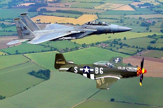  Un F-15 Eagle de los años 1980 (arriba) junto a un P-51 Mustang de la Segunda Guerra Mundial.